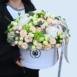 Մեծ Տուփով ծաղիկներ "Mariell" կաթնագույն պիոնանման վարդերով