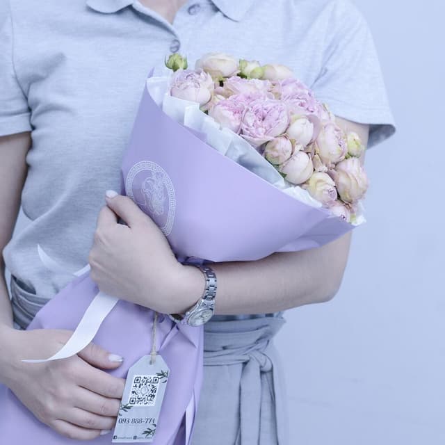 Ծաղկեփունջ "Blossom Bubbles" մանուշակագույն պիոնանման վարդերով