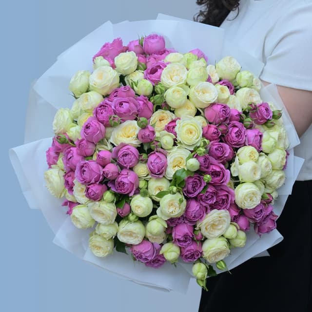 Փունջ  "Liri" պիոնանման վարդերով