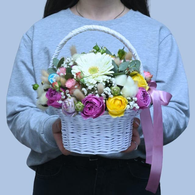 Զամբյուղ Alicia բազմագույն ծաղիկներով