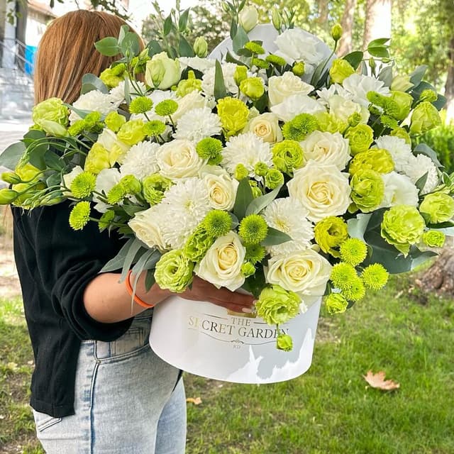 Տուփով ծաղիկներ սպիտակ վարդերով