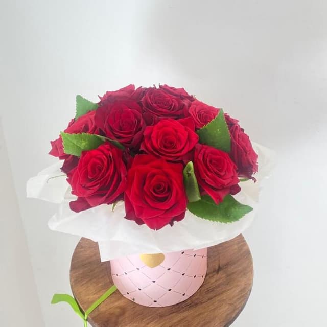 Տուփով ծաղիկներ "Lili" կարմիր վարդերով