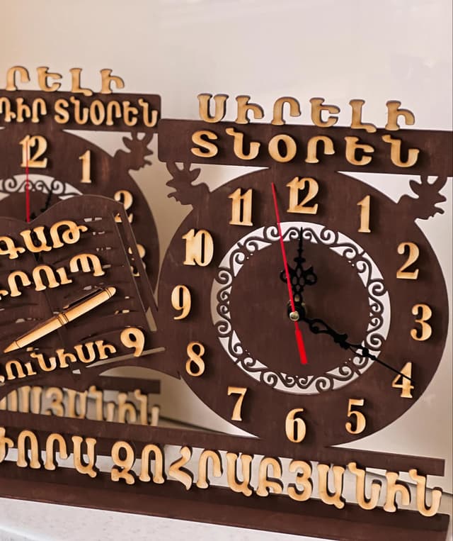 Փայտե ժամ տնօրենի համար
