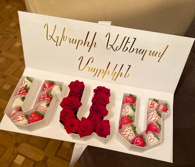 Mom gift box with strawberries and roses