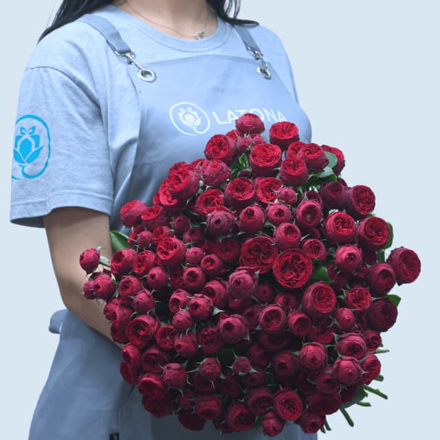 Ծաղկեփունջ Medium Maroon փնջային պիոնանման մուգ կարմիր վարդերով