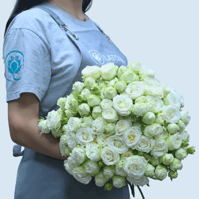 Ծաղկեփունջ Medium Miss Bombastic փնջային պիոնանման վարդերով