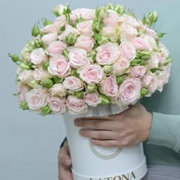 Տուփով ծաղիկներ "Emily" կրեմագույն պիոնանման վարդերով