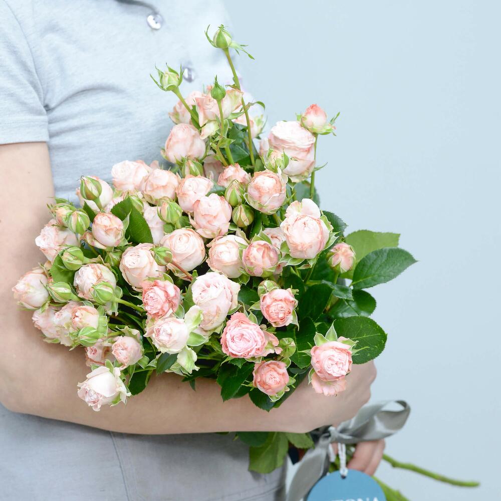 Bouquet with Bombastic Peony Spray Roses