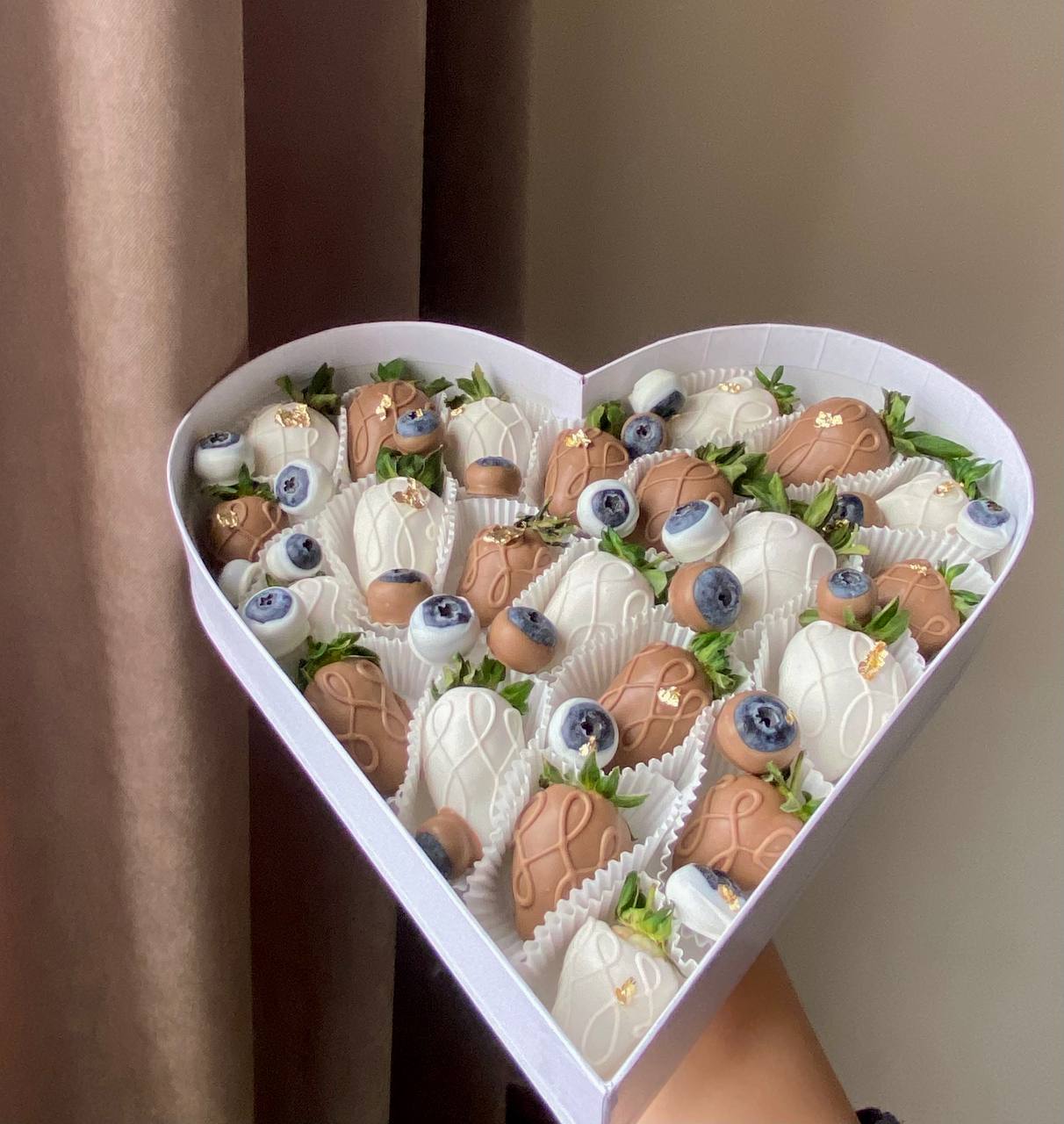 Сердцеобразная коробка с клубникой и голубикой