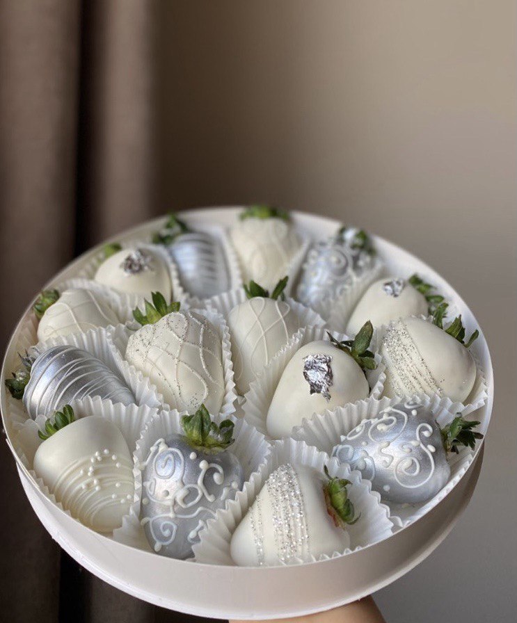 Կլոր տուփ՝ ելակներով