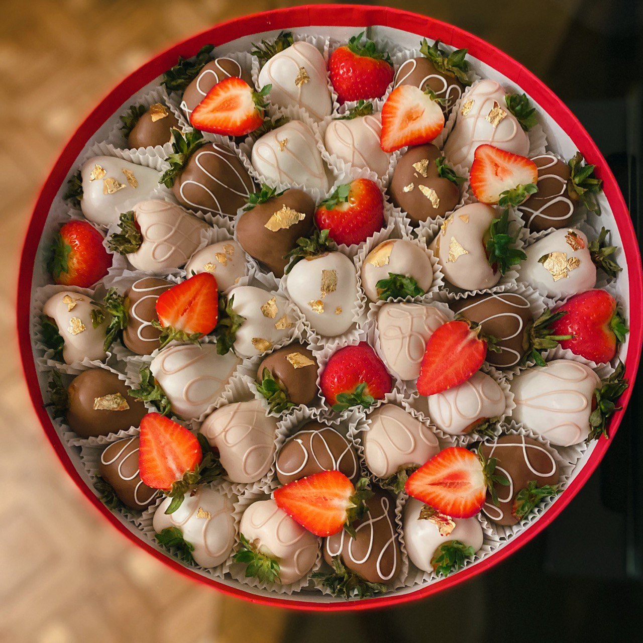 Большая круглая коробка с клубникой