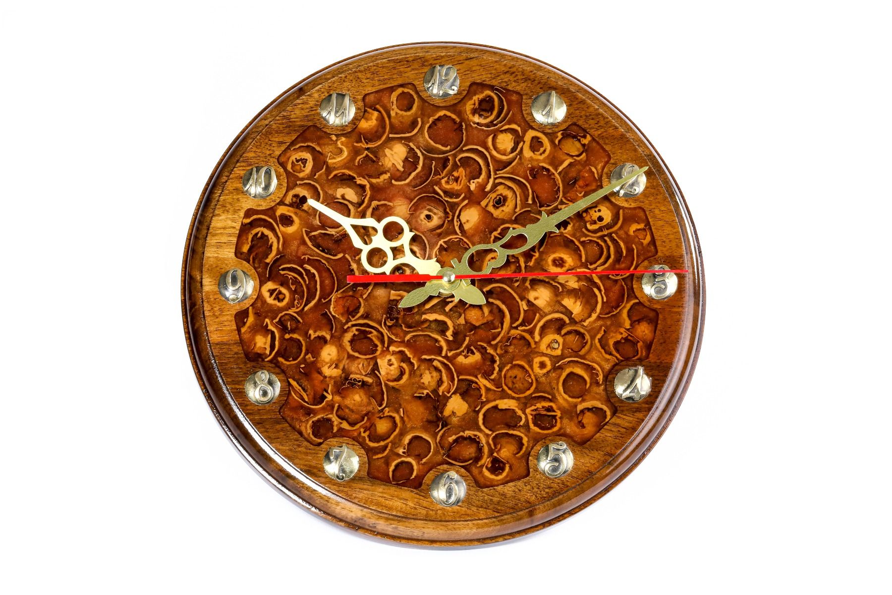 Պատի ժամացույց՝   ընկույզի կեղևներով և էպոքսիդով