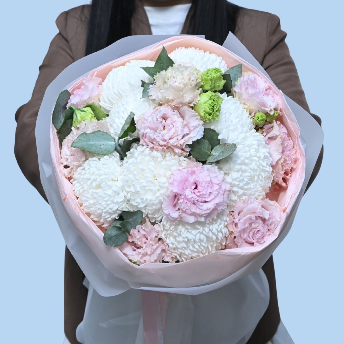 Букет: белые и розовые хризантемы