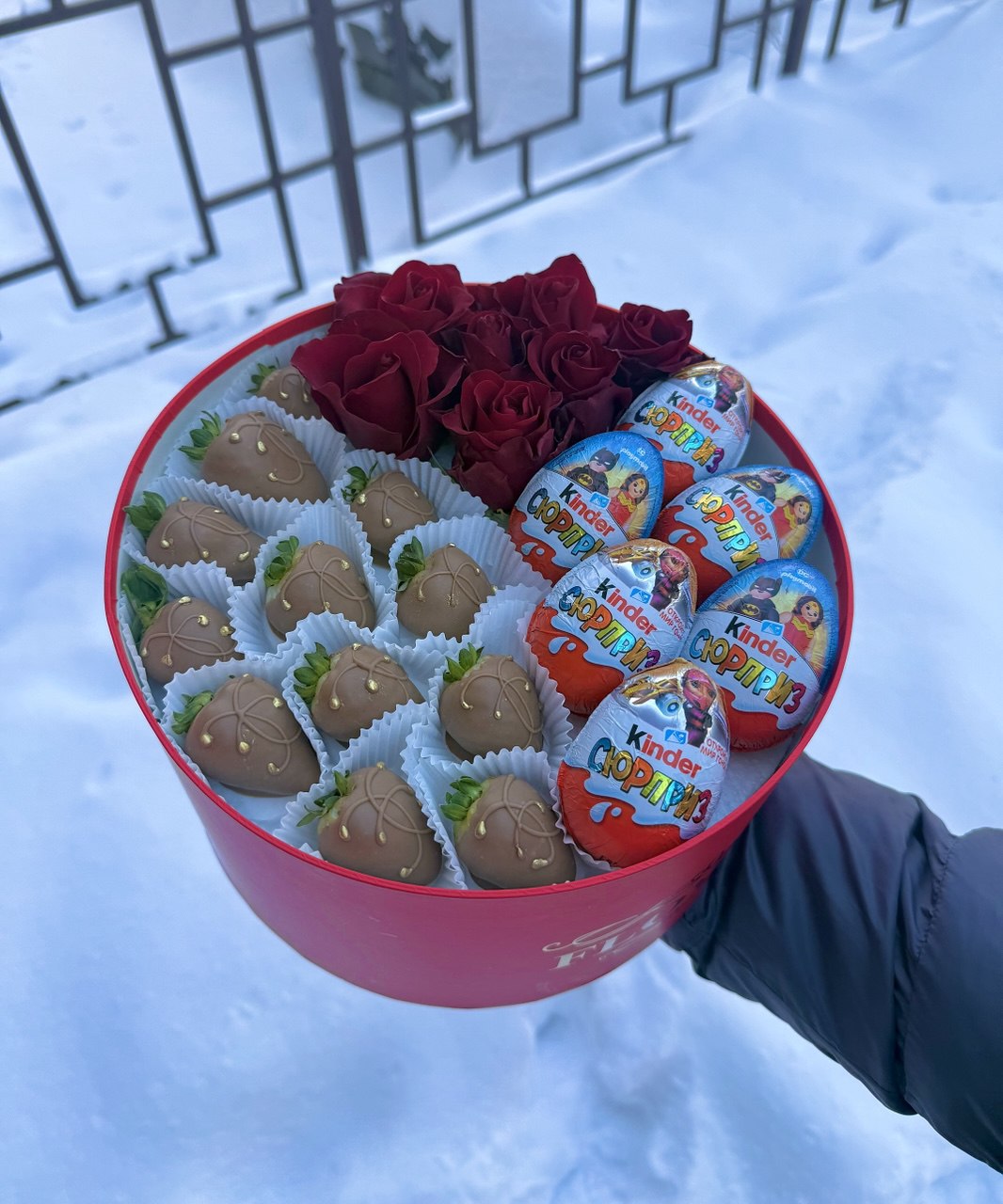 Set: strawberry, rose, kinder surprise