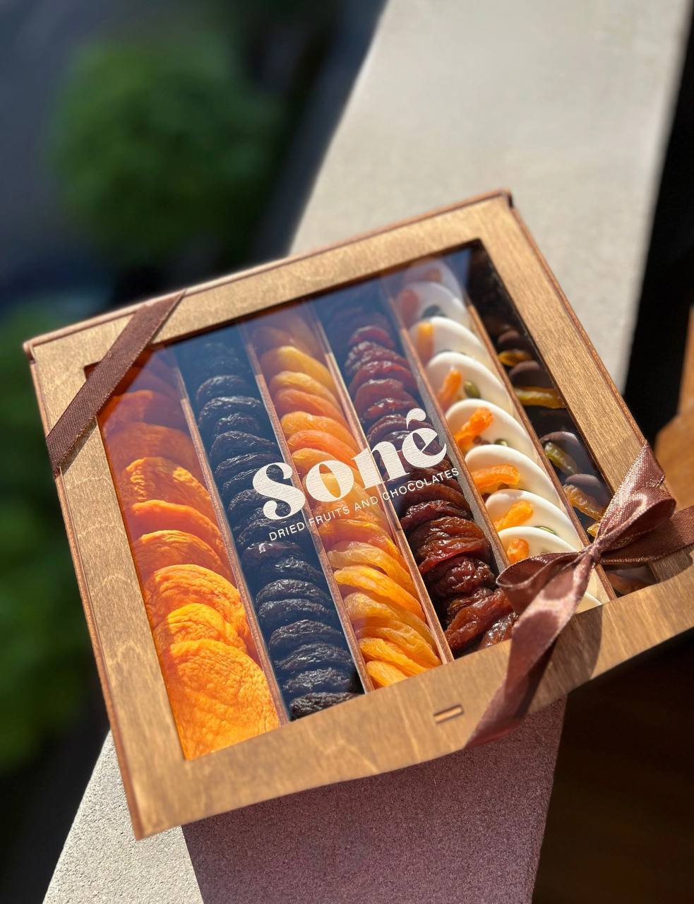 Wooden set with natural dried fruits and chocolate 1 - Dried Fruits Sone