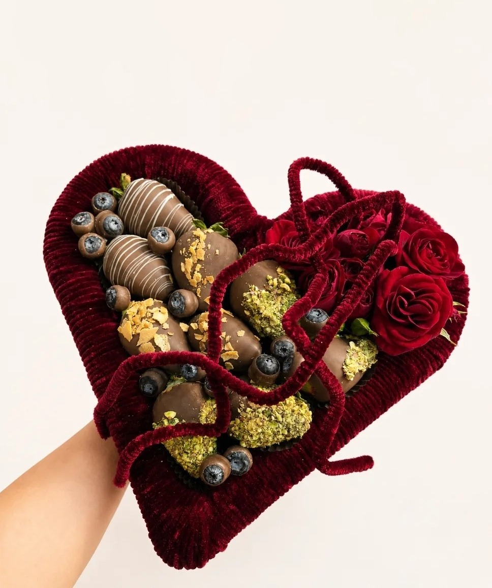 Set of chocolate-covered strawberries and roses - GDA Academy EVN