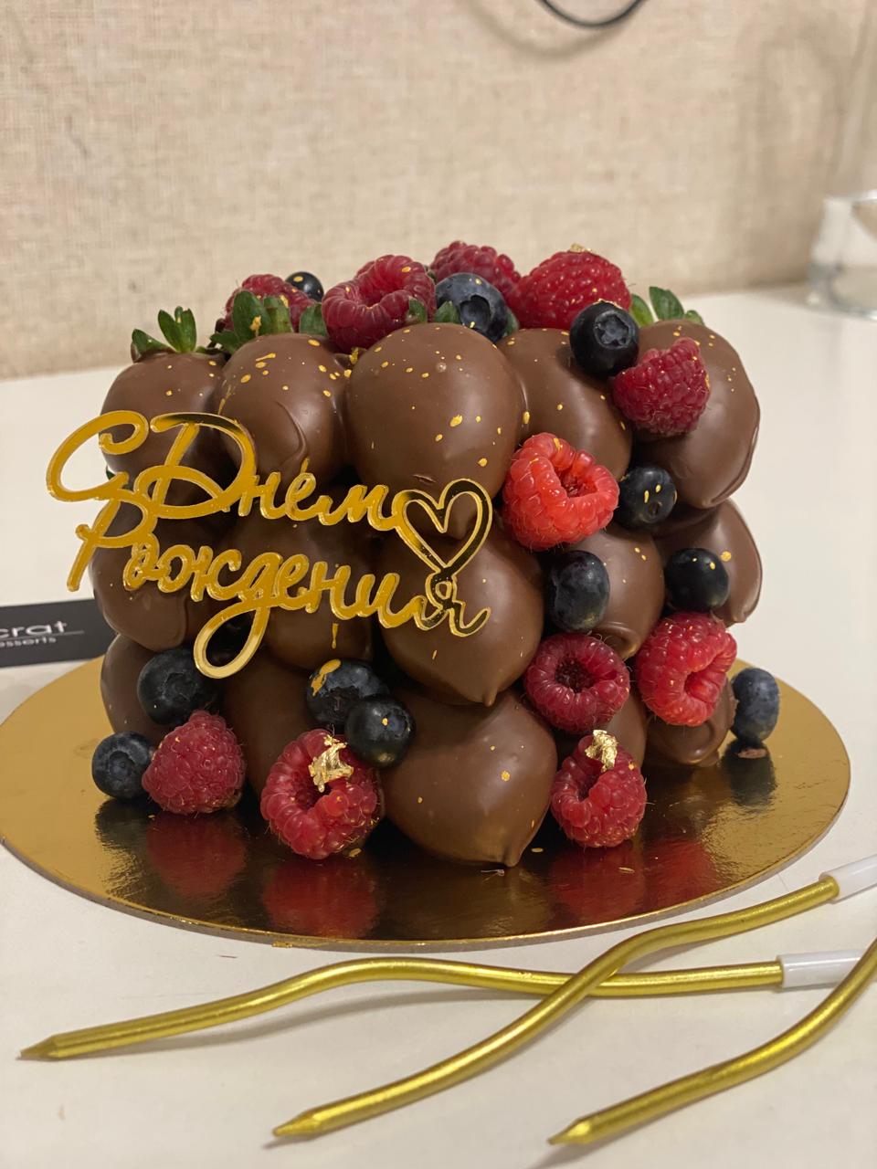 Cake with chocolate-covered strawberries - Aristocrat