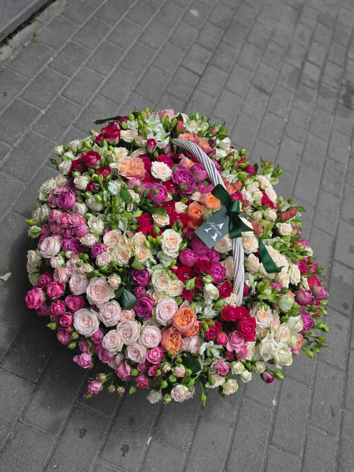 Ծաղկային կոմպոզիցիա  զամբյուղում -  Askaryan Flowers