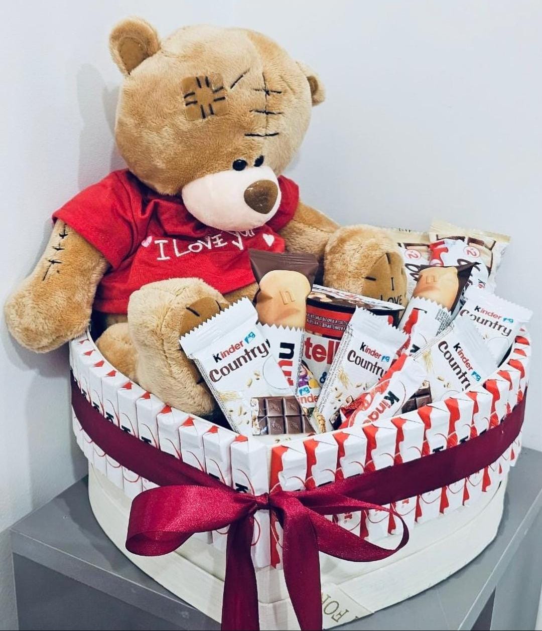 Kinder քաղցր հավաքածու և փափուկ արջուկ - Aura Flowers