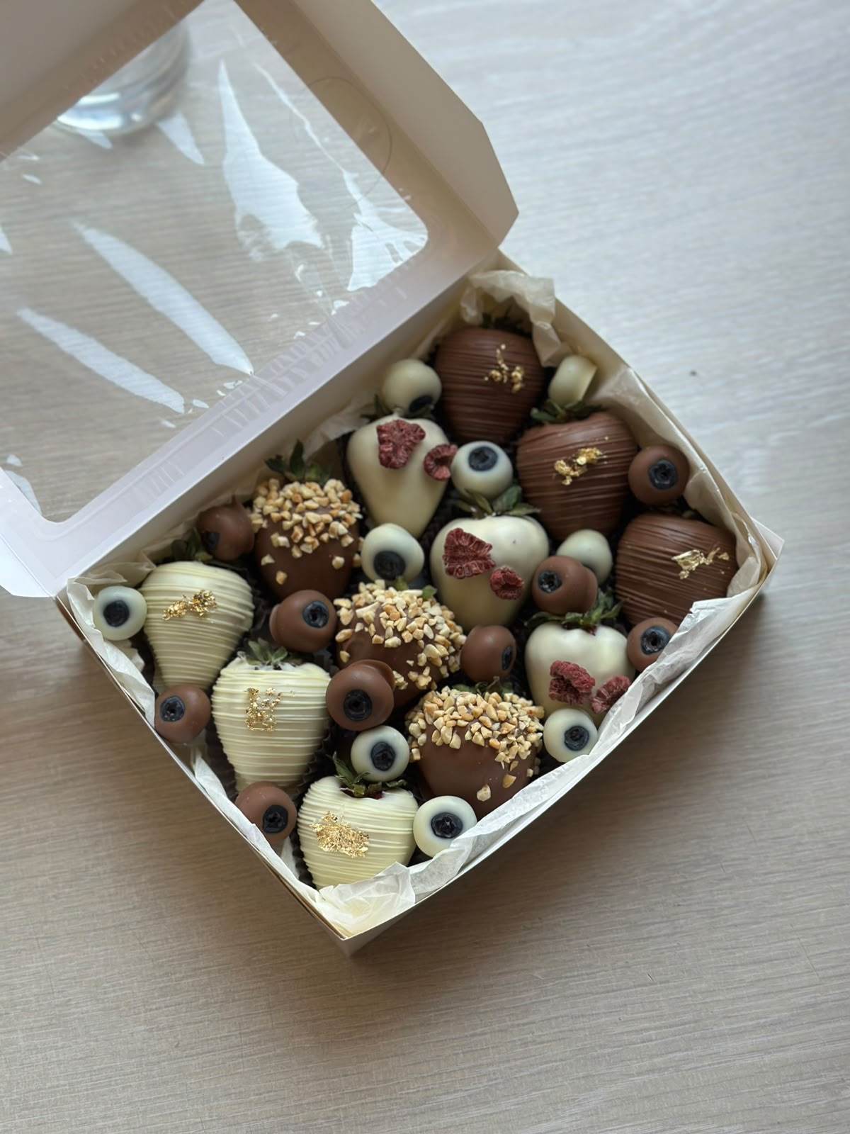 Chocolate-covered strawberries BOX 05