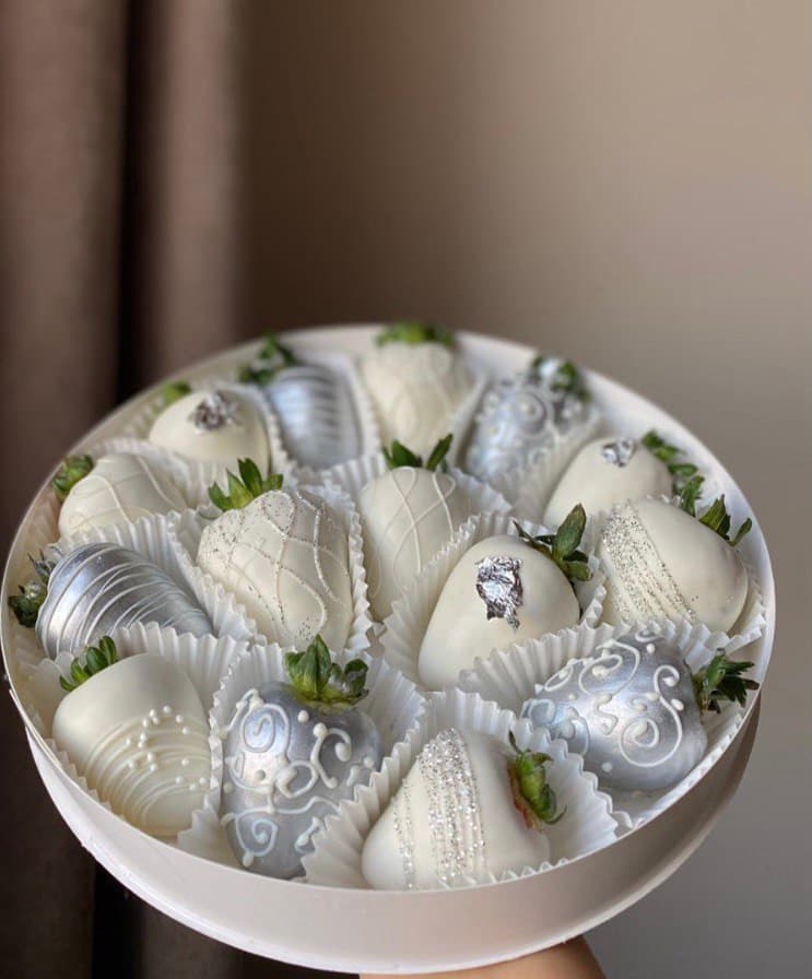 Круглая коробка с клубникой