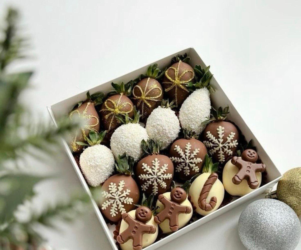 New Year's set with strawberries