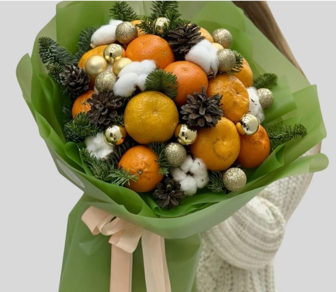 Bouquet with festive fruits