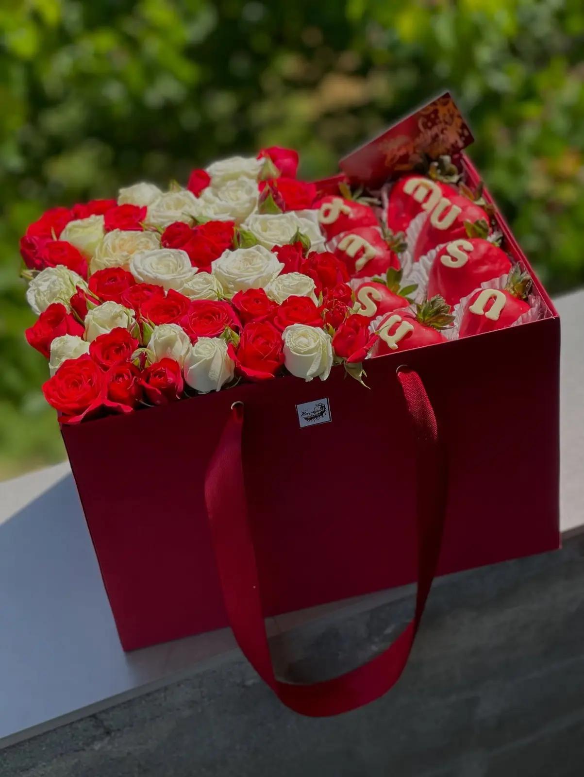 Box with chocolate-covered strawberries and roses - Bloomie