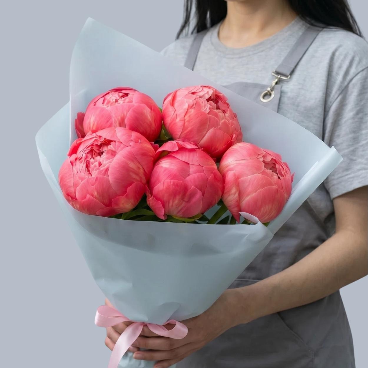 Small bouquet with coral peonies - Latona Flowers