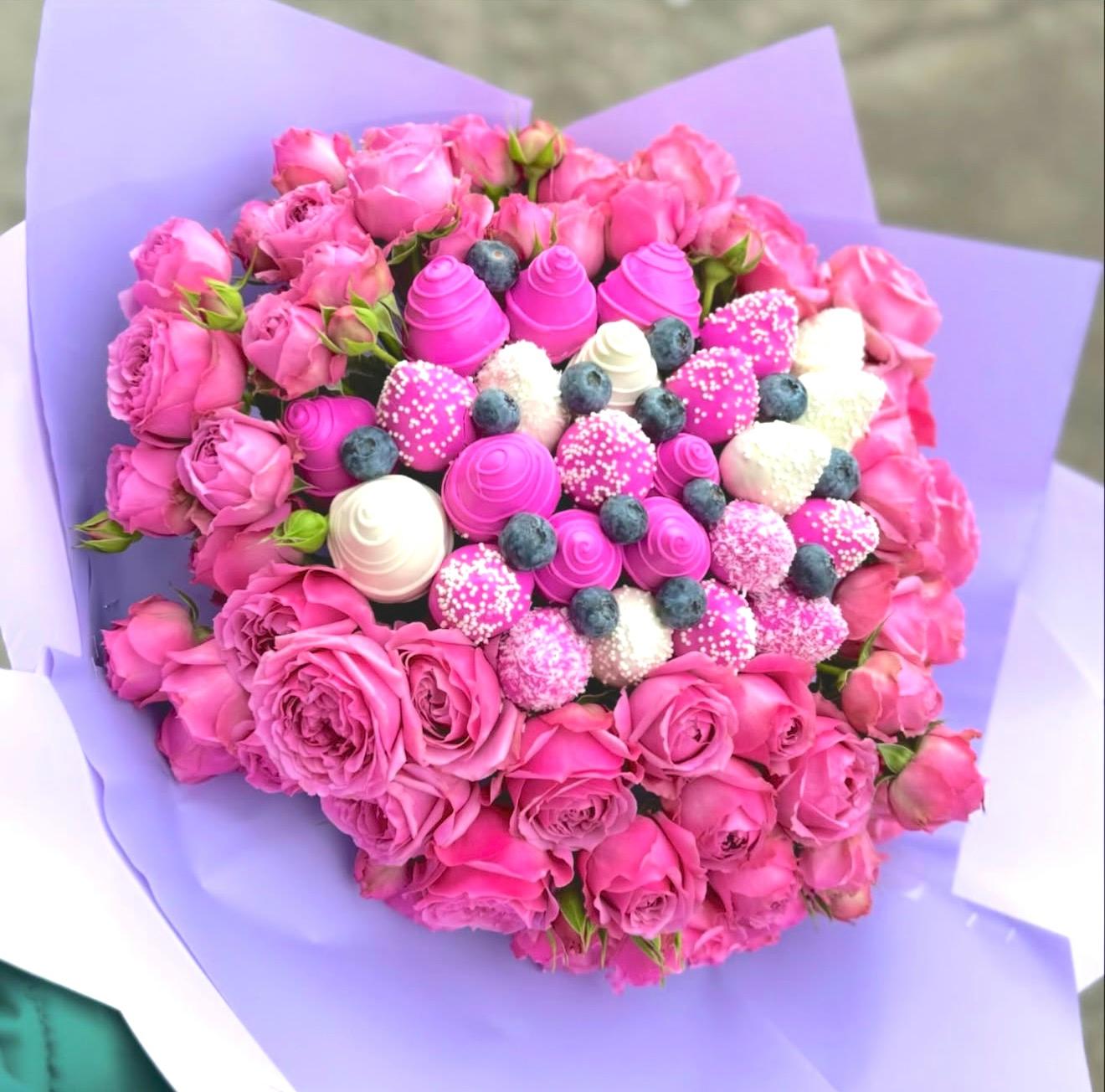 Bouquet: chocolate-covered strawberries and roses – Choco Dream Gift