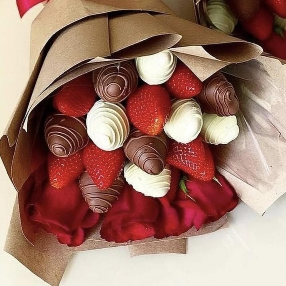 Bouquet with chocolate-covered strawberries and roses - VkusLil