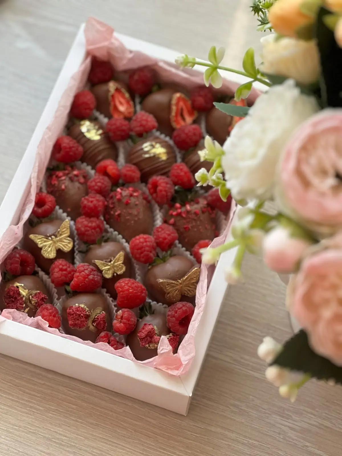 Chocolate-Covered Strawberries BOX 02