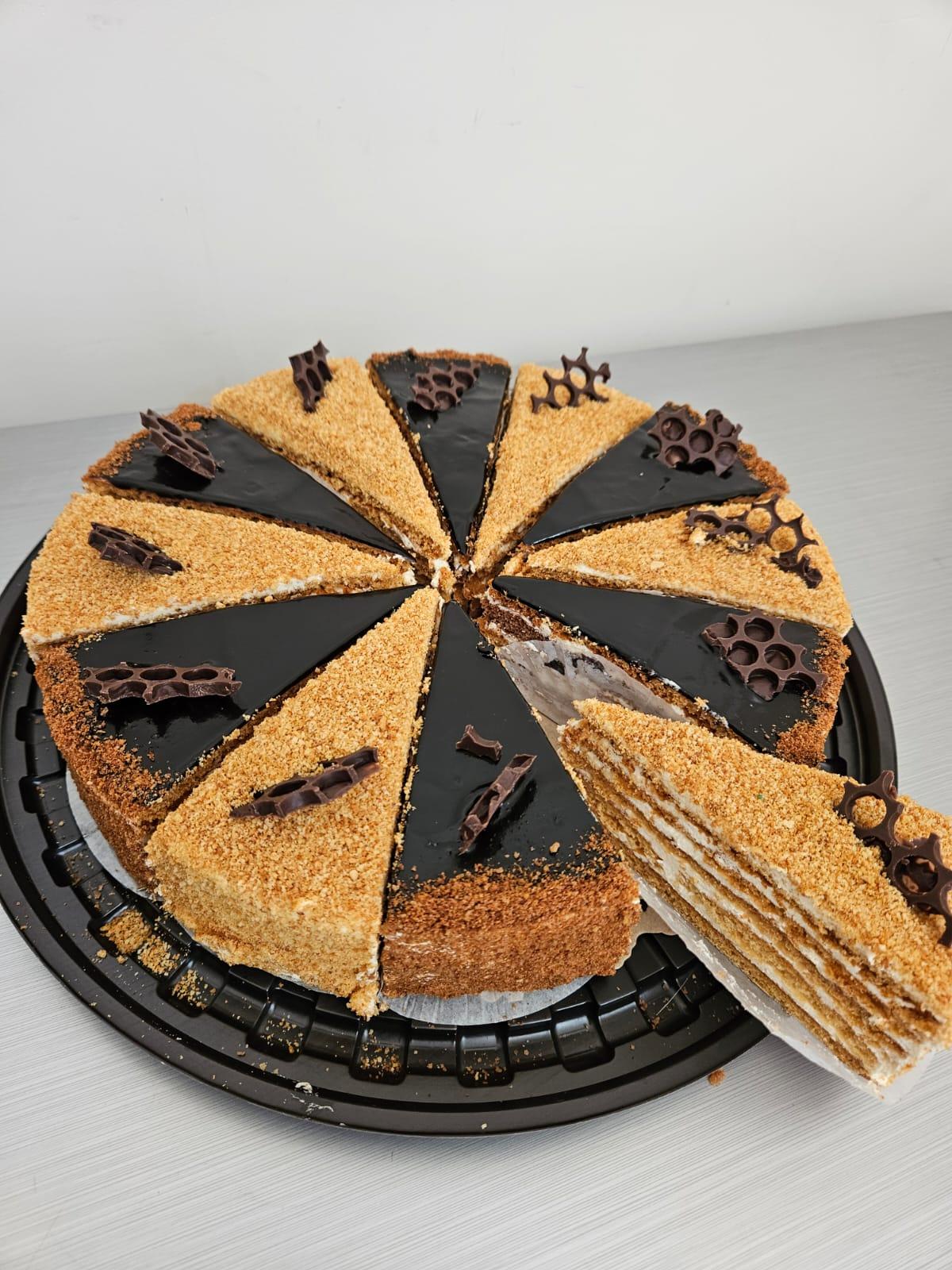 Individual pastries: honey cake and bird's milk cake – 12 pieces - Arsa cake