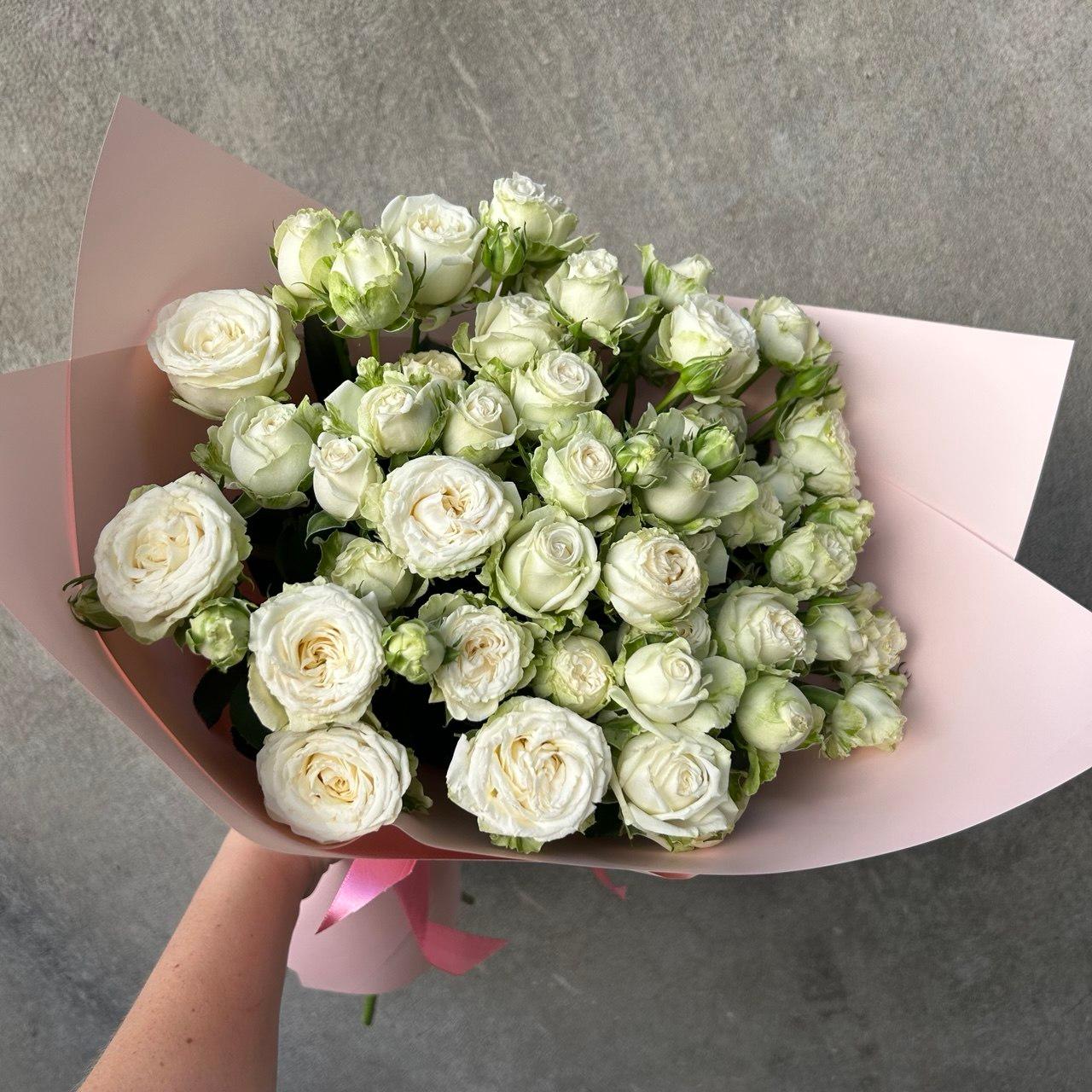 Bouquet of 11 white spray roses