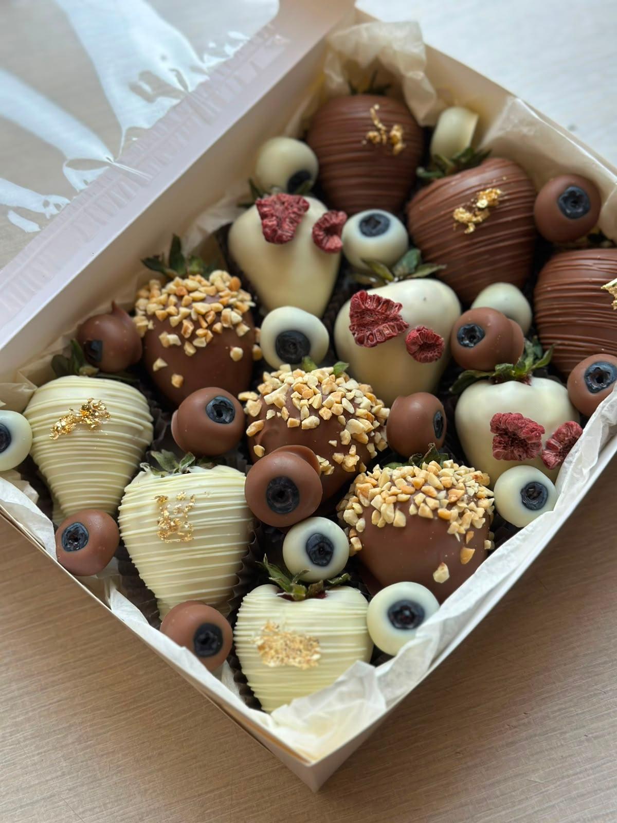 Chocolate-covered strawberries BOX 05