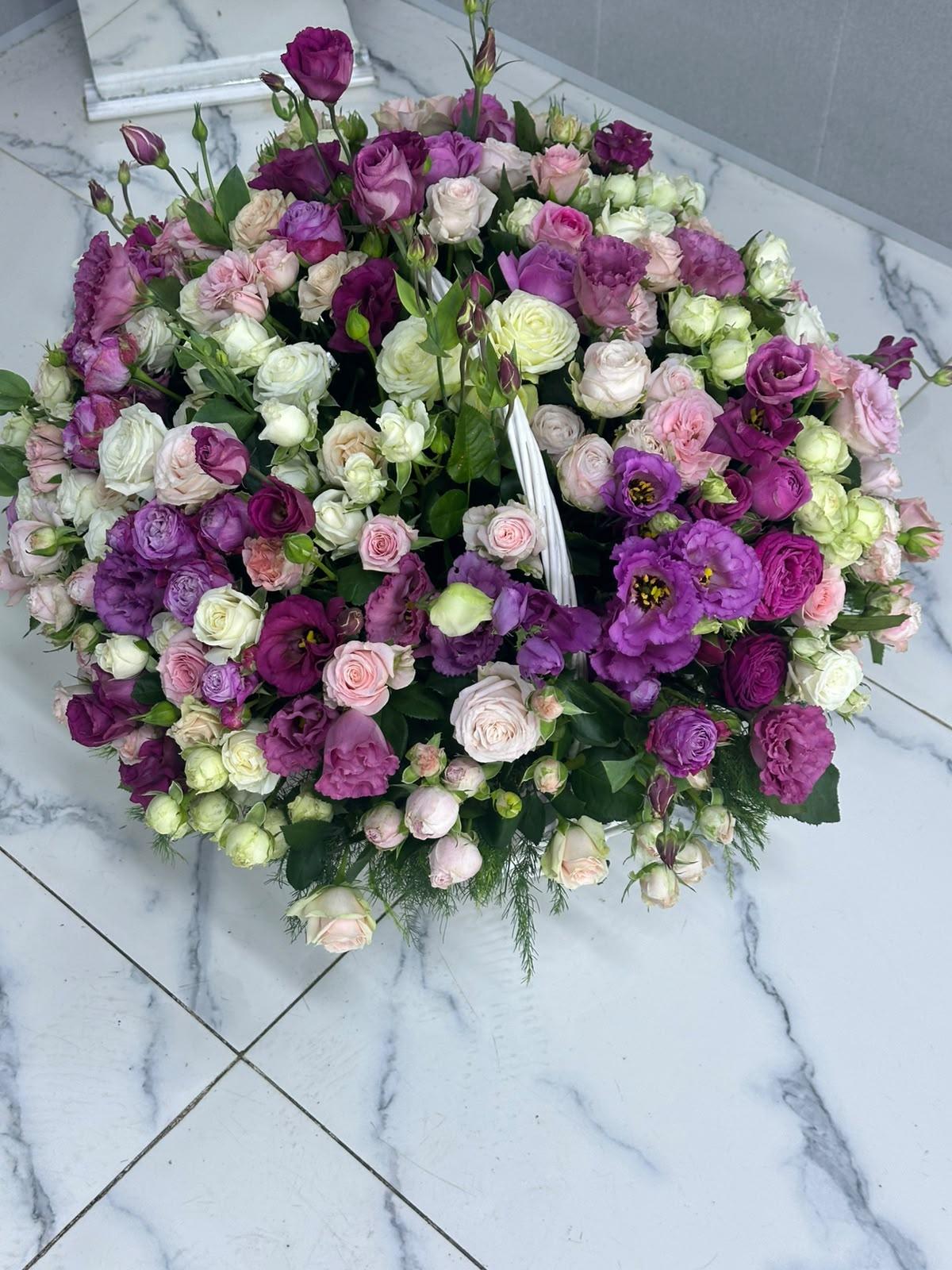Spray roses and lisianthus in a basket - Lusi Flowers