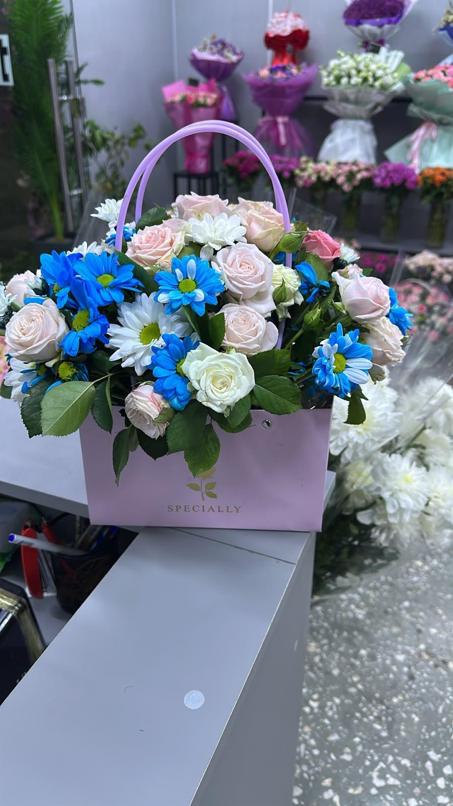 Floral arrangement in a box - Lusi Flowers