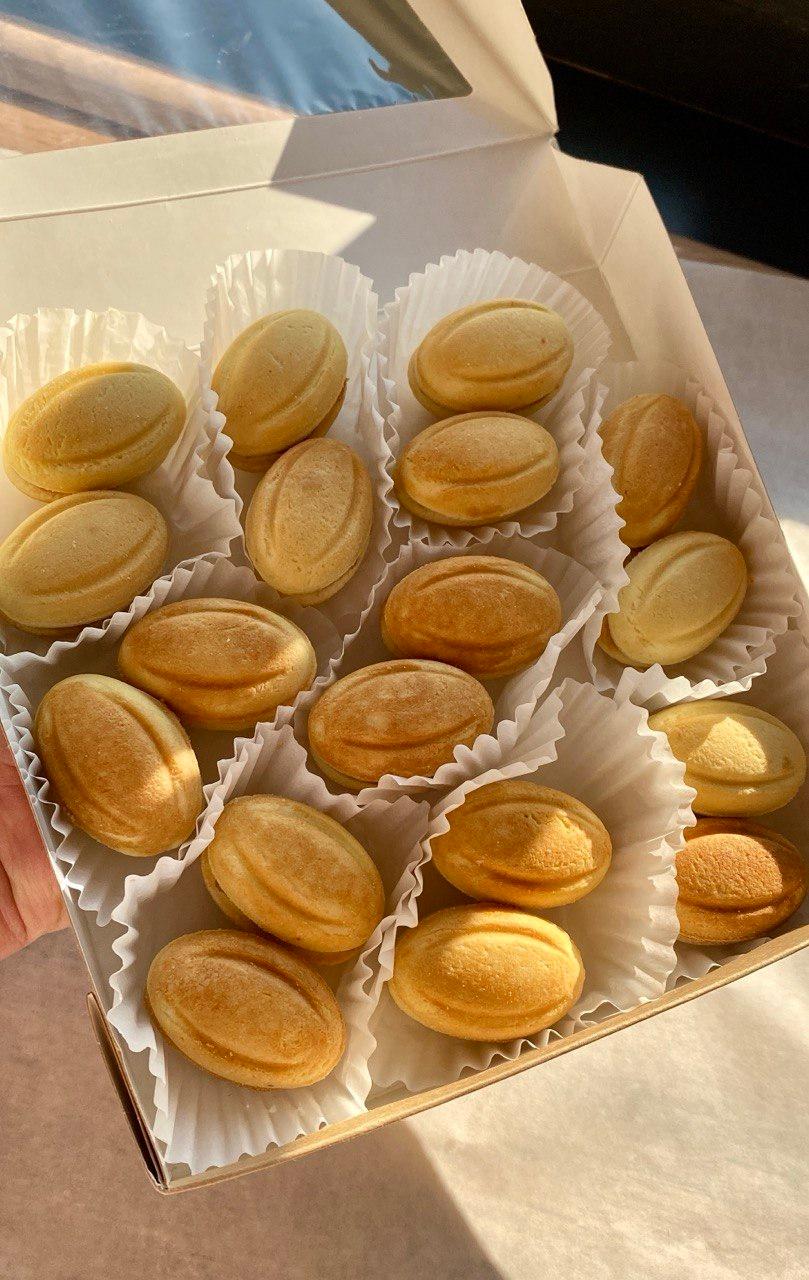Nut-shaped cookies with condensed milk (18 classic pieces): a gift for father, mother, friend, colleague, or loved one.