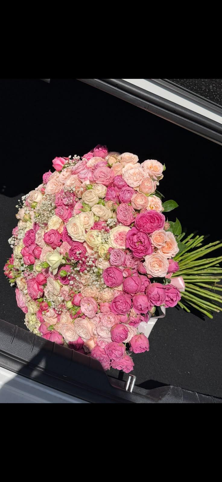 Bouquet with spray roses and peony-like roses - Susi flowers