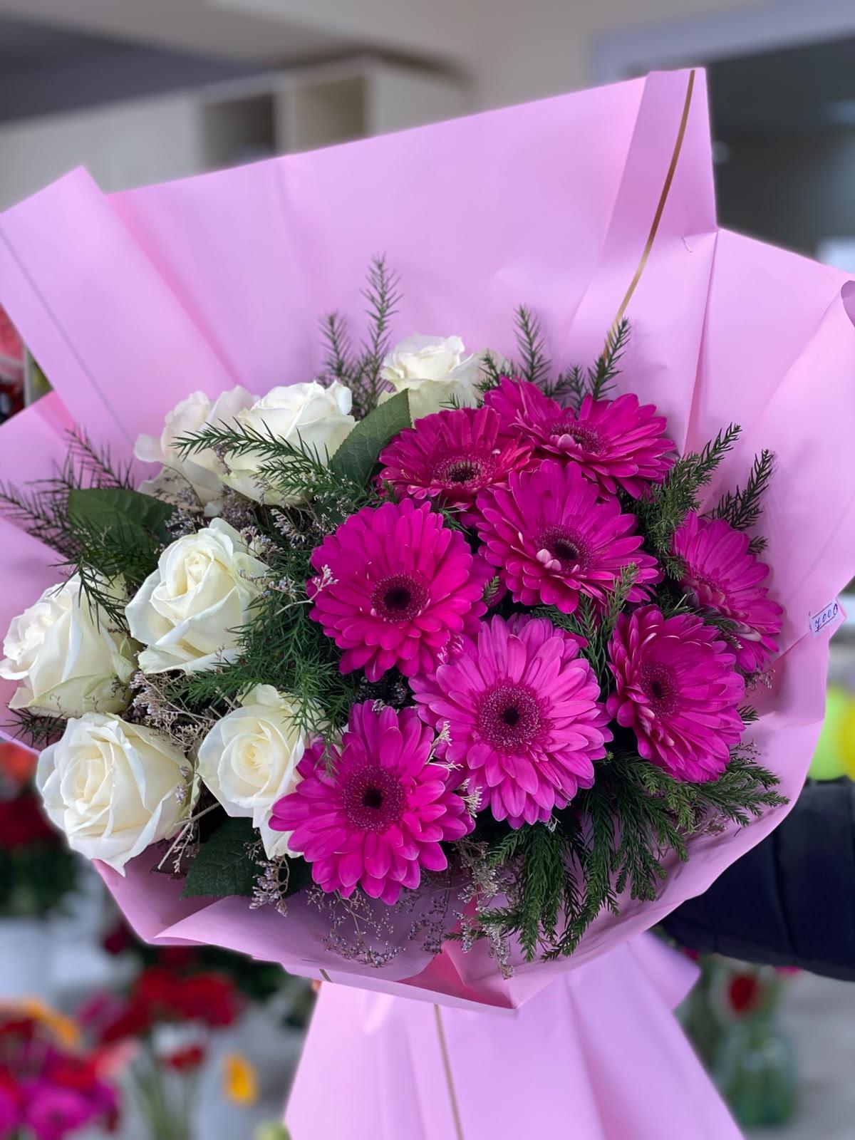 Ծաղկեփունջ գերբերաներով ու վարդերով - Vanila Flowers Shop