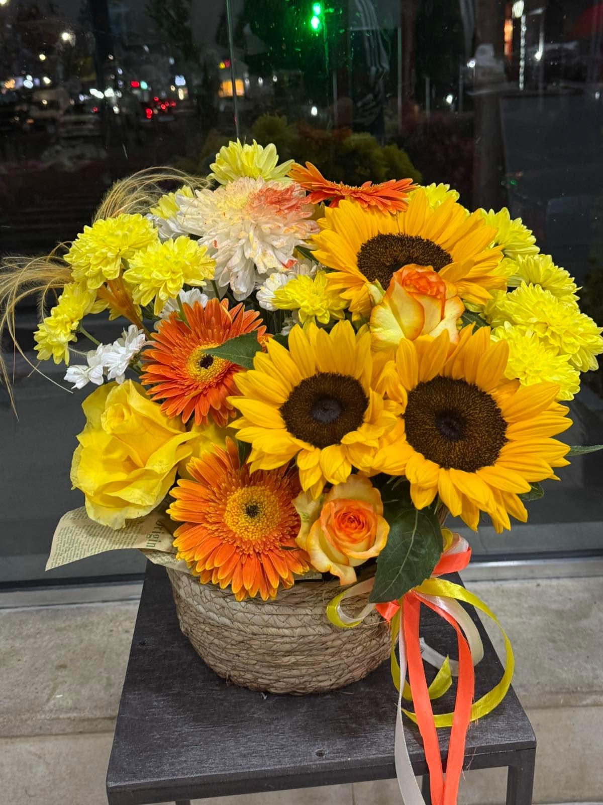Floral arrangement with sunflowers in a basket - FIORI FLOWERS