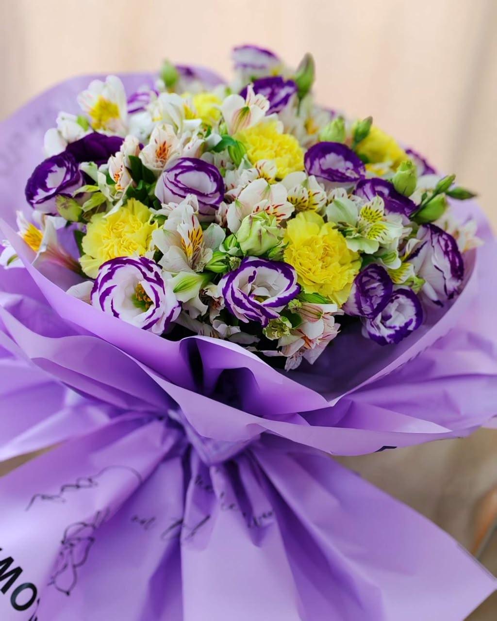 Floral arrangement in a bouquet - FIORI FLOWERS