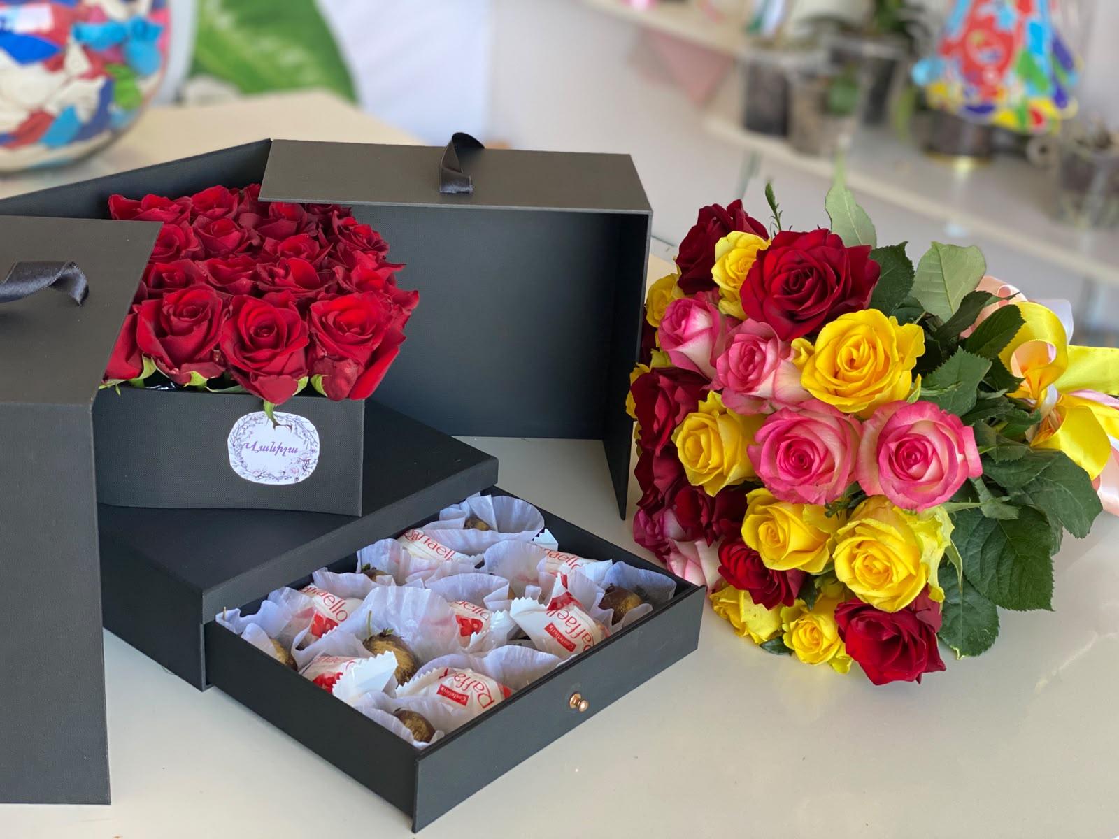 Box with roses and sweets - Vanila Flowers Shop