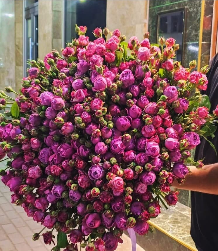 Bouquet with spray roses - Aura Flowers