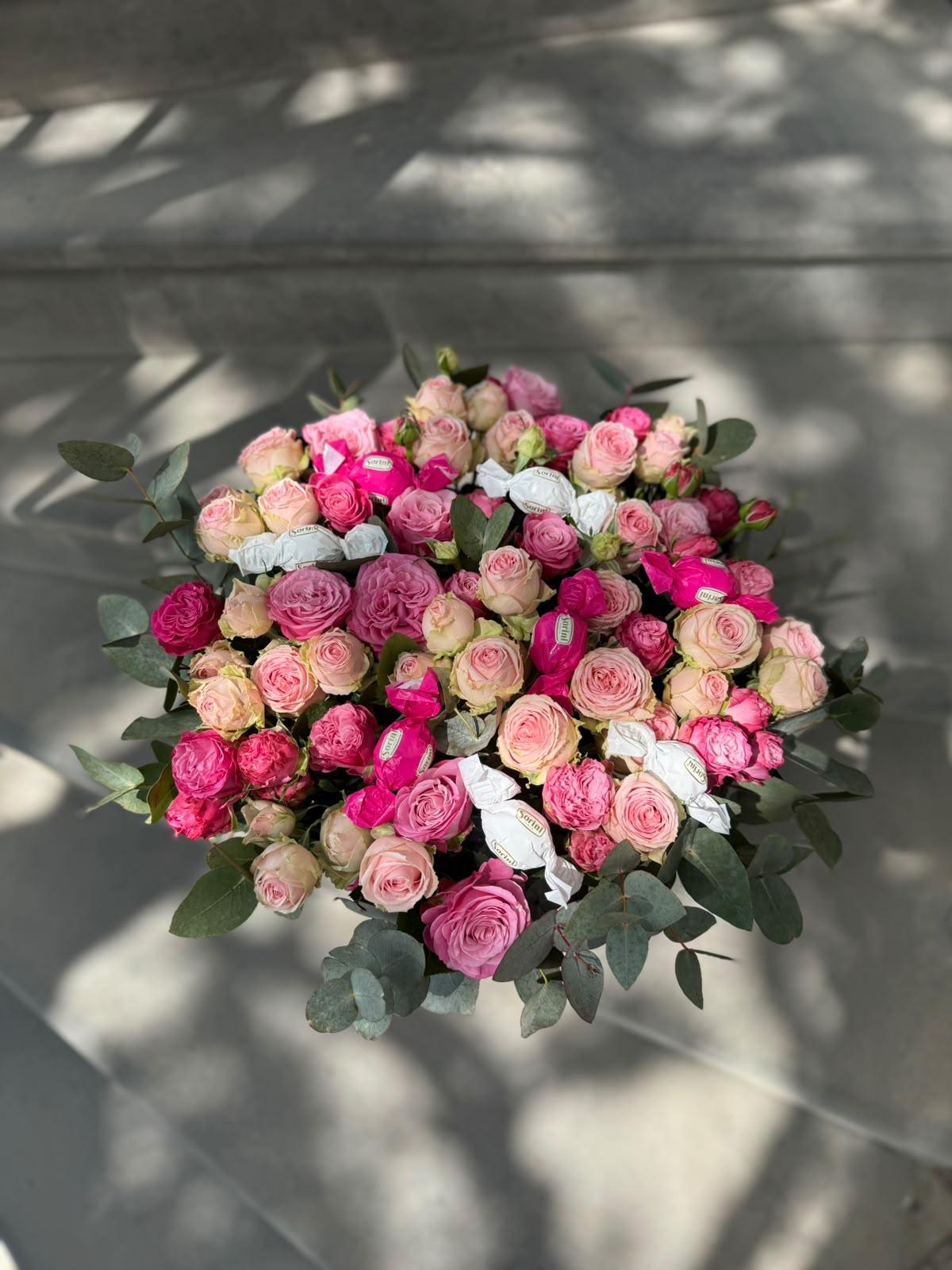 Floral arrangement in a box - Diana Flowers