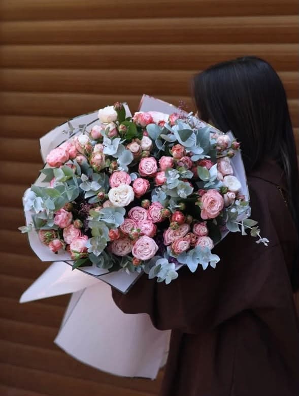 Bouquet with spray roses and eucalyptus - Diana Flowers