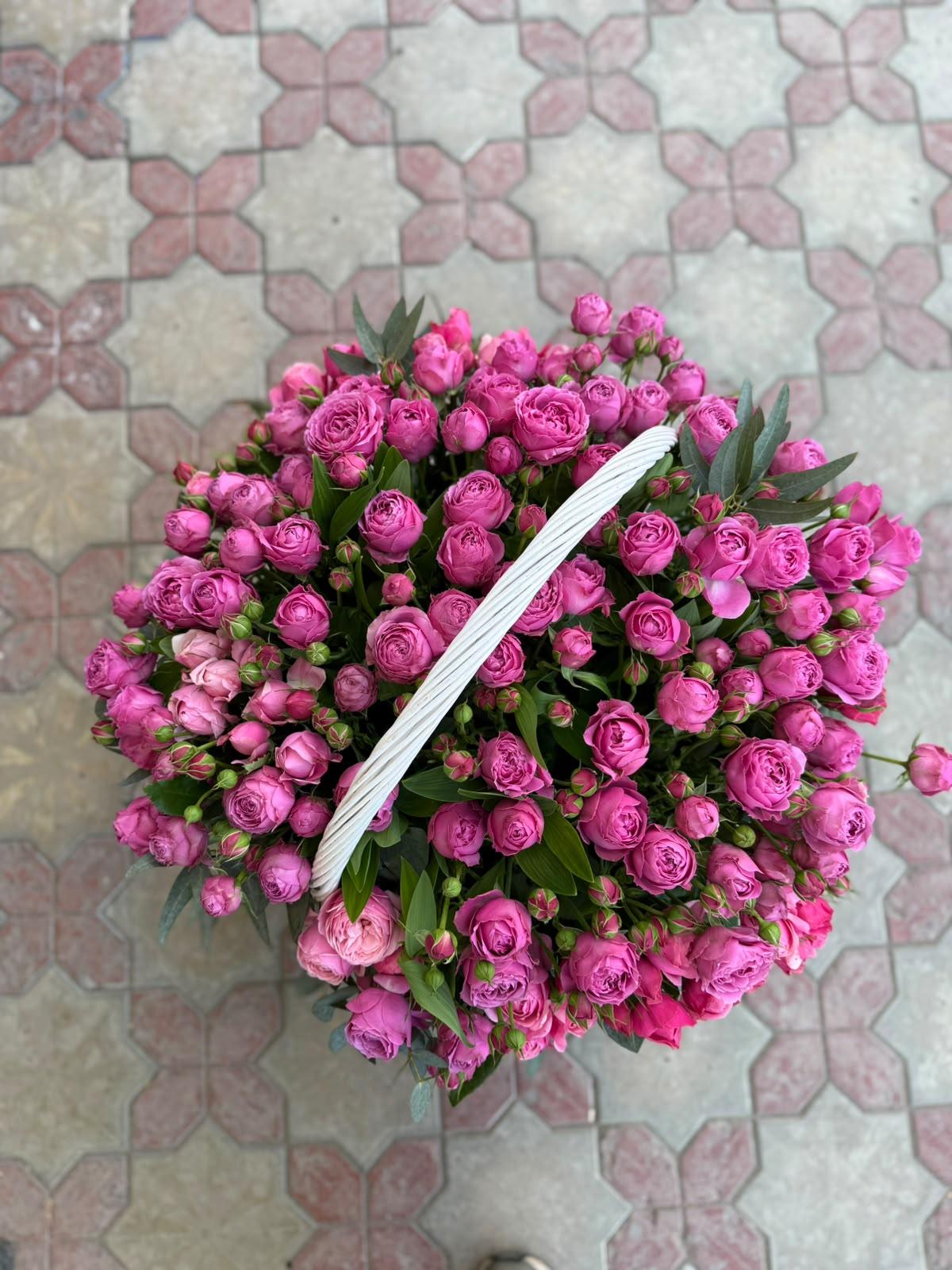 Spray roses in a basket - Diana Flowers