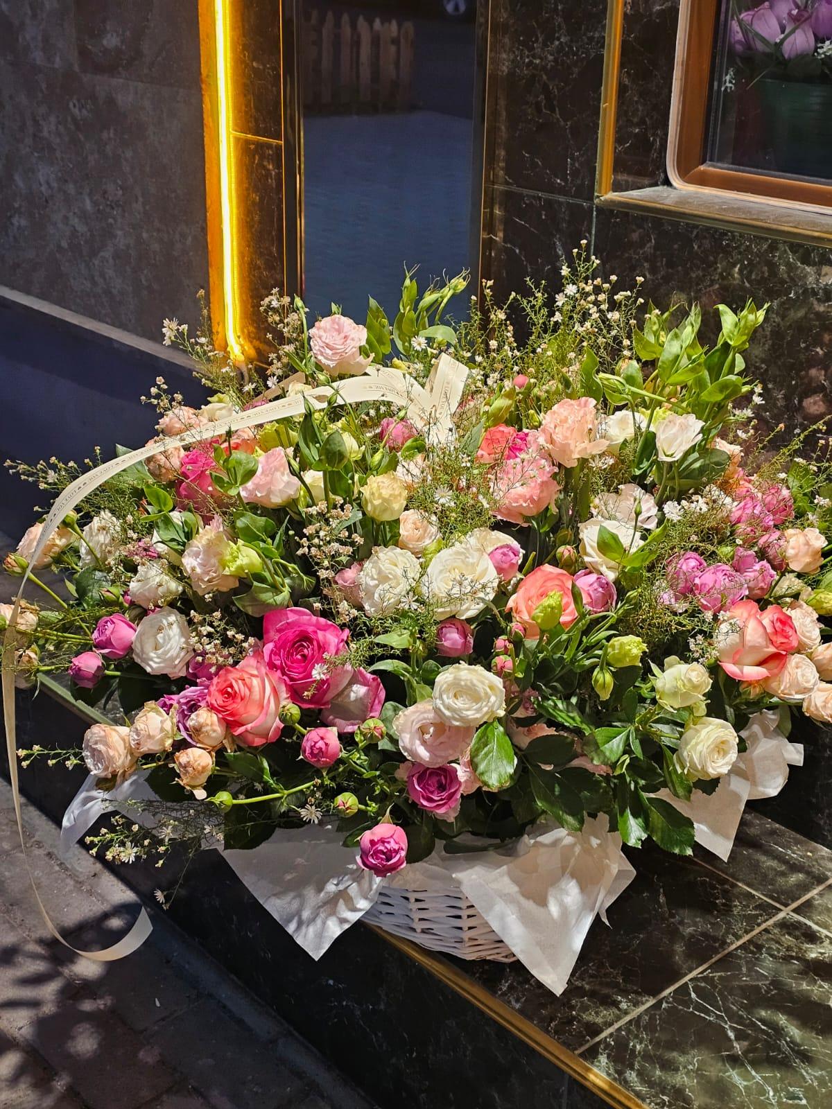 Floral arrangement in a basket - Aura Flowers