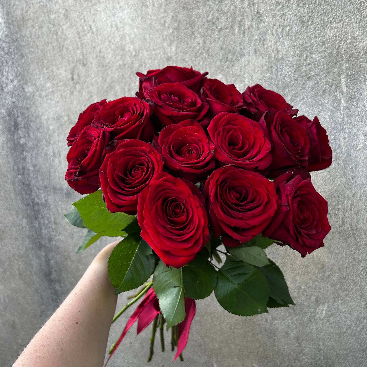 15 red roses