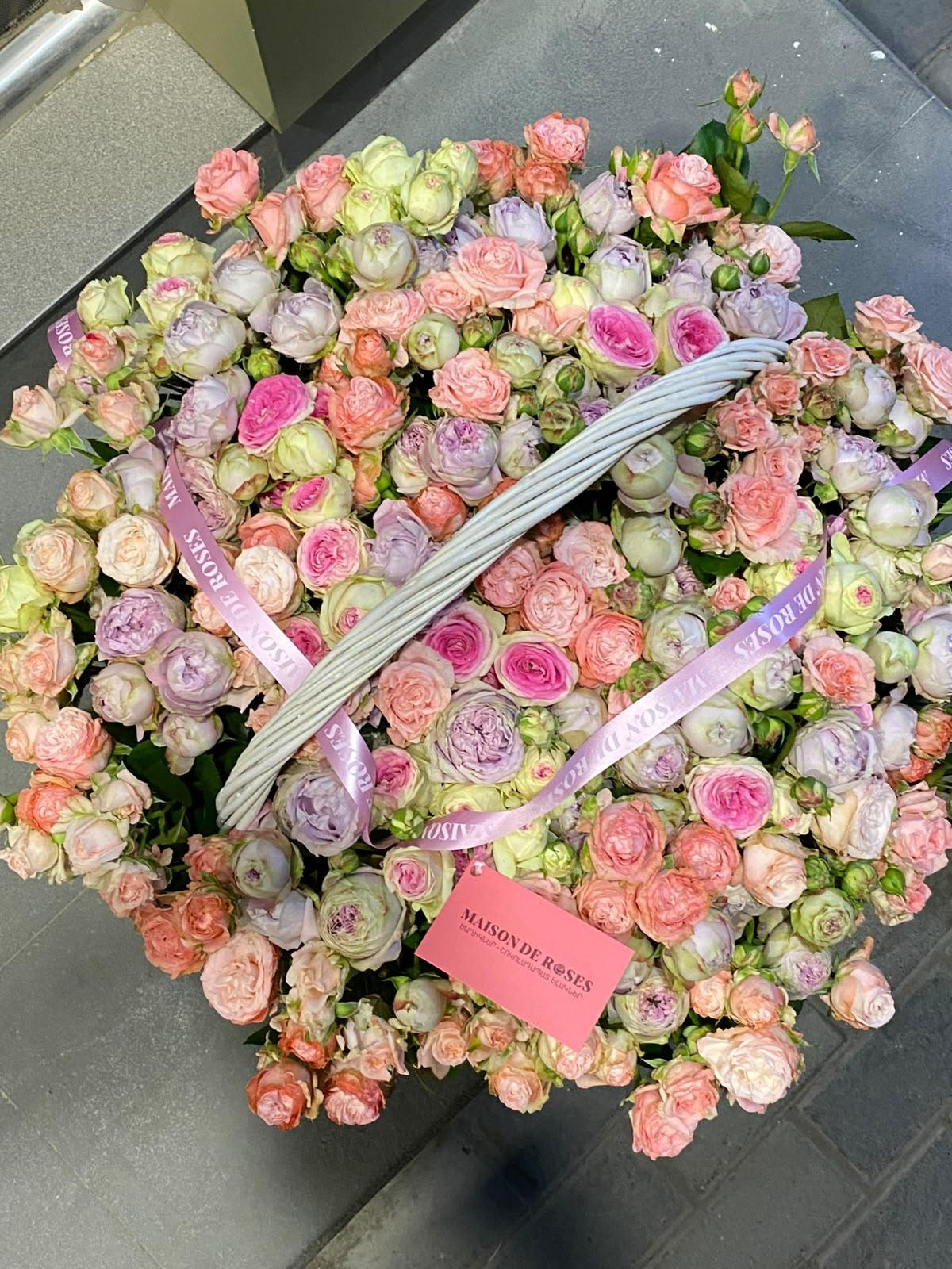 Цветочная композиция в корзине - Maison de Roses